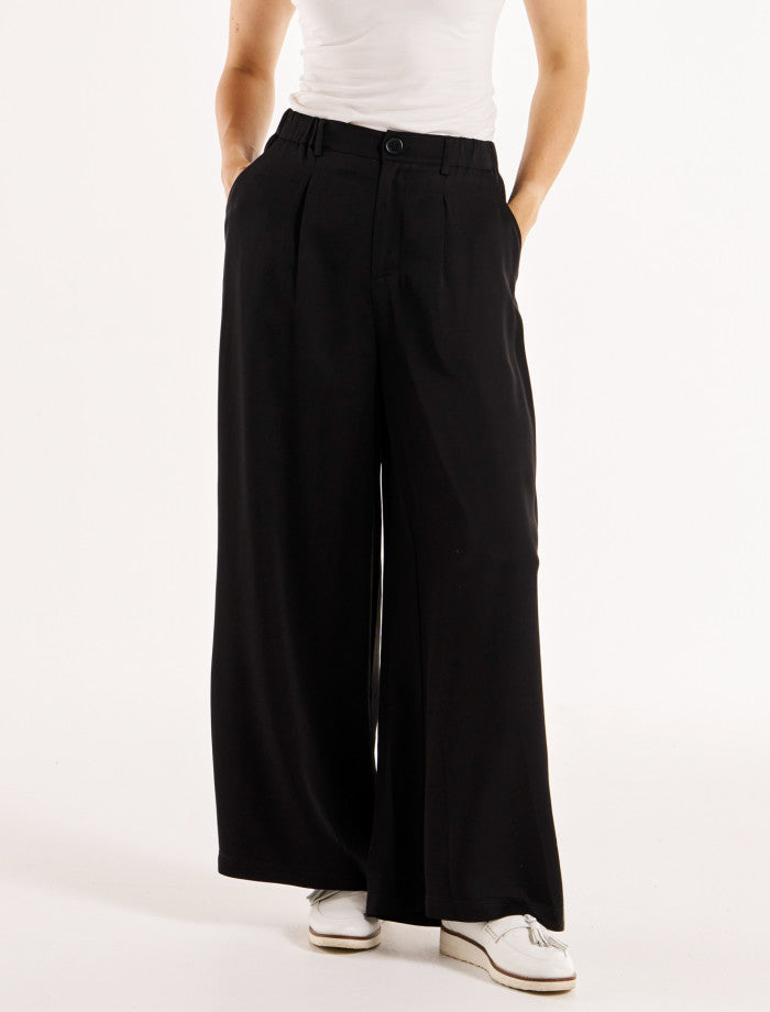 Betty Basics Venus Satin Pant | Black